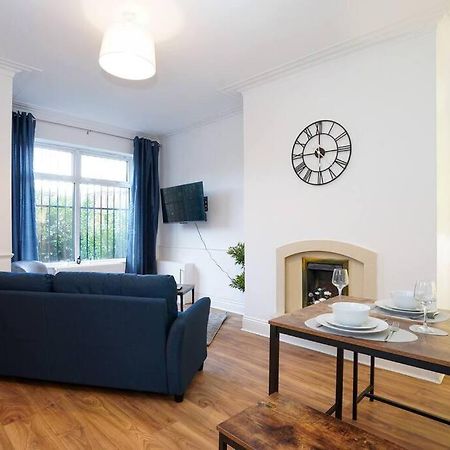 3 Bedroom Home With Free Parking Leeds  Exterior photo