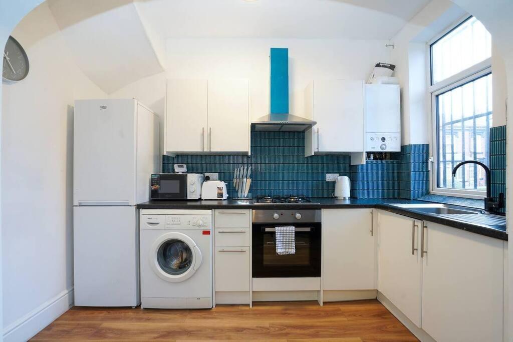 3 Bedroom Home With Free Parking Leeds  Exterior photo