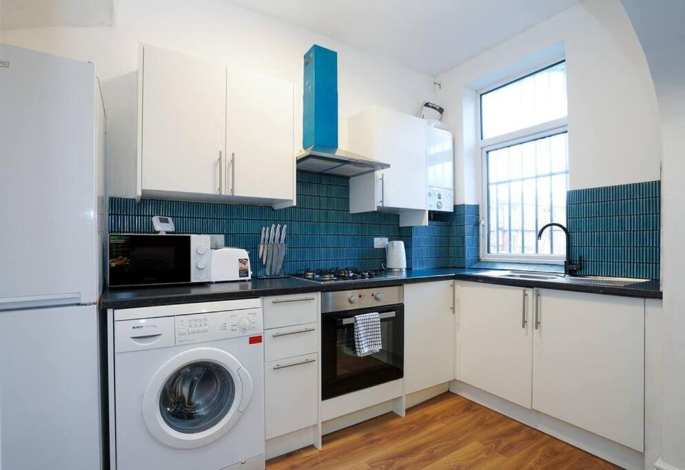 3 Bedroom Home With Free Parking Leeds  Exterior photo