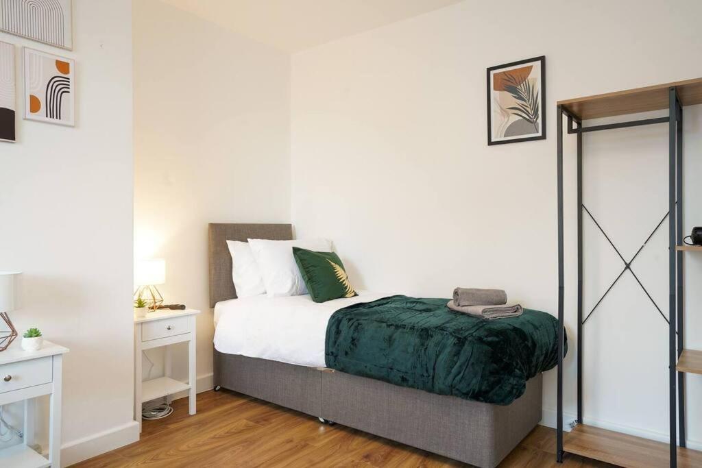 3 Bedroom Home With Free Parking Leeds  Exterior photo