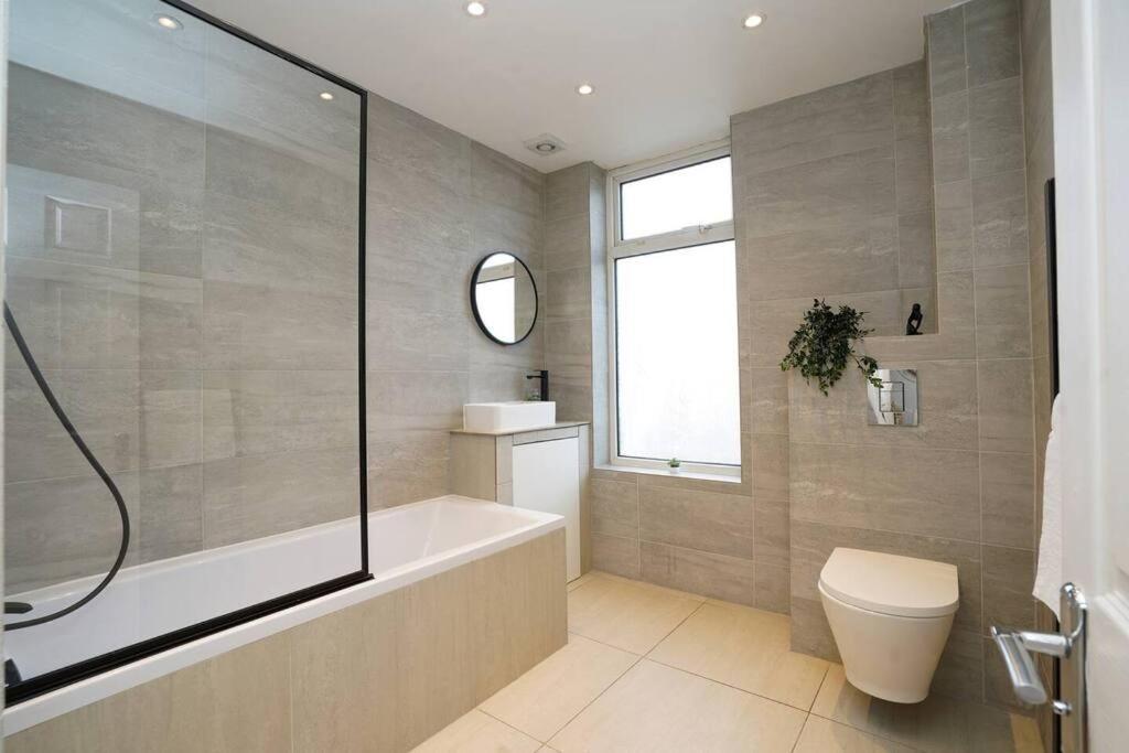 3 Bedroom Home With Free Parking Leeds  Exterior photo
