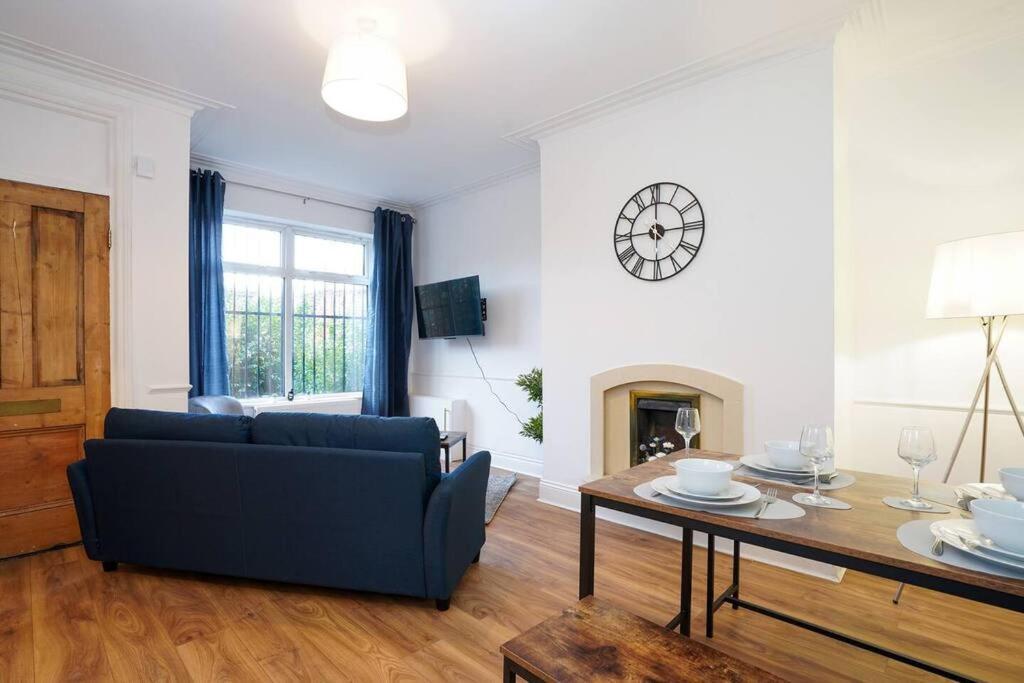 3 Bedroom Home With Free Parking Leeds  Exterior photo